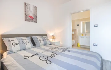 3-Bedroom Apartment with Private Pool in Svetvinčenat