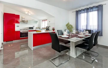 3-Bedroom Apartment with Private Pool in Svetvinčenat