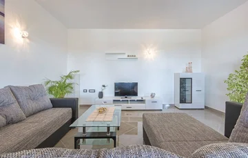 3-Bedroom Apartment with Private Pool in Svetvinčenat