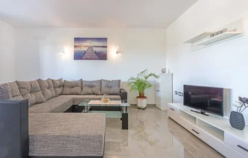 3-Bedroom Apartment with Private Pool in Svetvinčenat