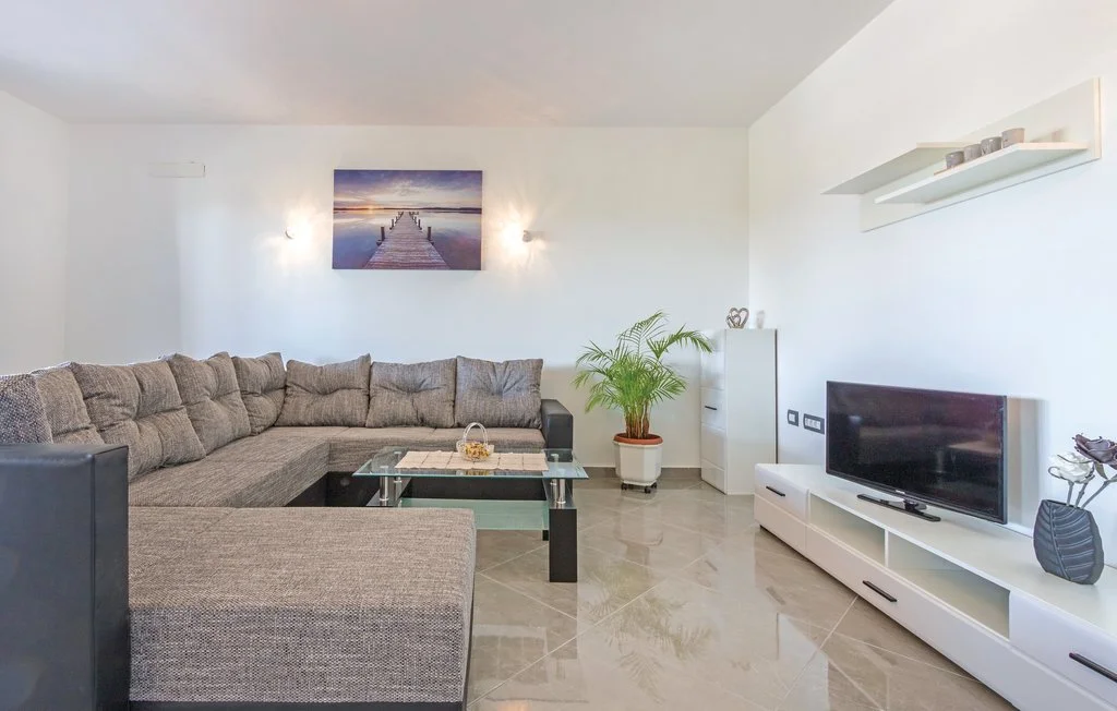 3-Bedroom Apartment with Private Pool in Svetvinčenat