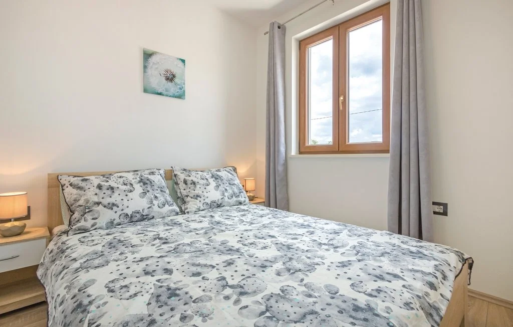 3-Bedroom Apartment with Private Pool in Svetvinčenat