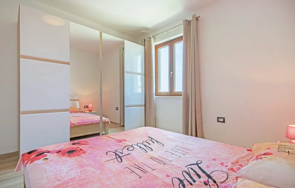 3-Bedroom Apartment with Private Pool in Svetvinčenat