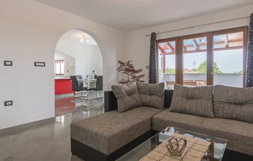 3-Bedroom Apartment with Private Pool in Svetvinčenat