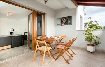 3-Bedroom Apartment with Private Pool in Svetvinčenat