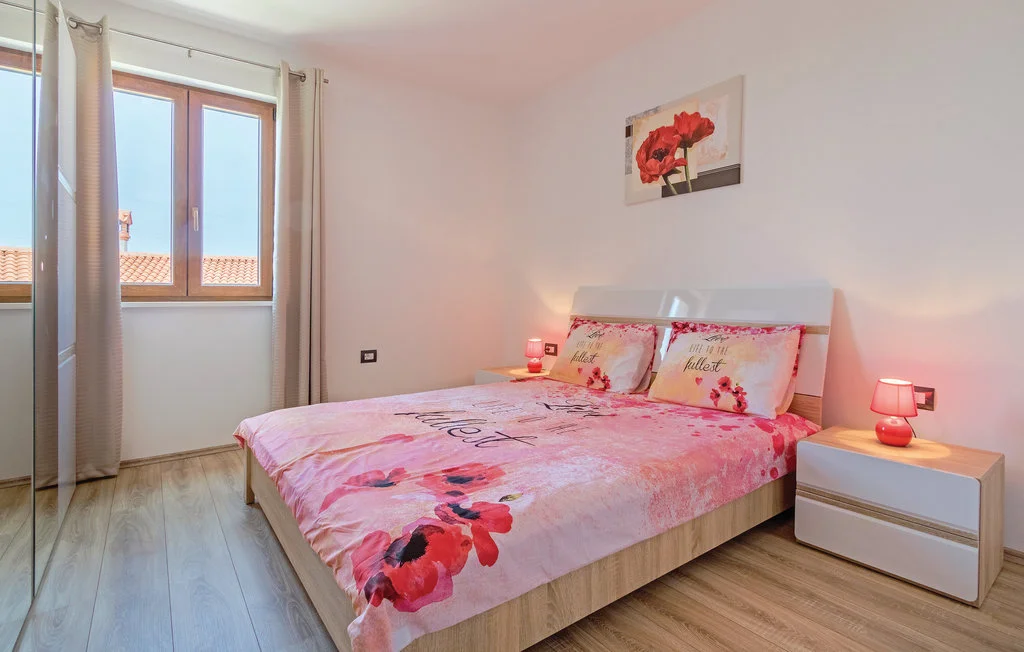 3-Bedroom Apartment with Private Pool in Svetvinčenat