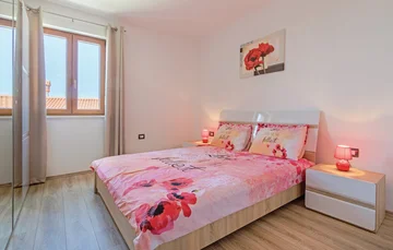 3-Bedroom Apartment with Private Pool in Svetvinčenat