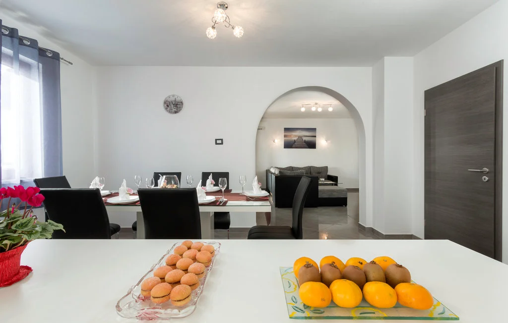 3-Bedroom Apartment with Private Pool in Svetvinčenat