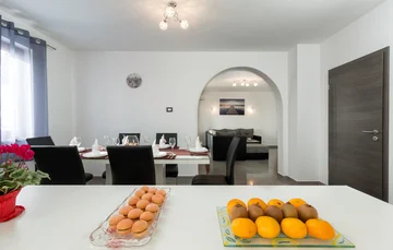 3-Bedroom Apartment with Private Pool in Svetvinčenat