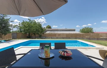 3-Bedroom Apartment with Private Pool in Svetvinčenat