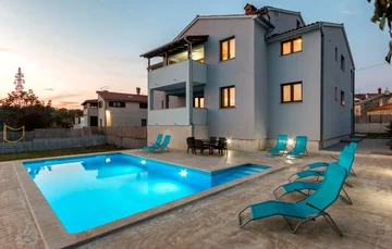 3-Bedroom Apartment with Private Pool in Svetvinčenat