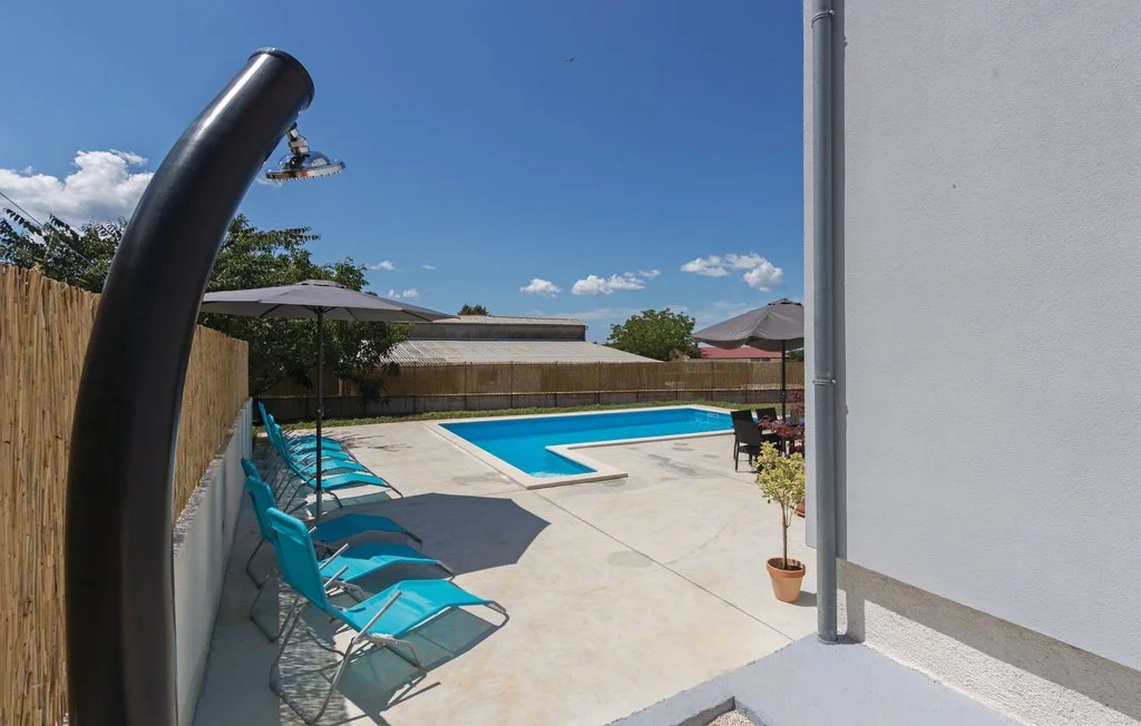 3-Bedroom Apartment with Private Pool in Svetvinčenat