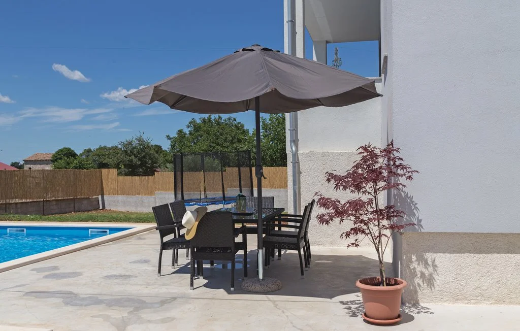 3-Bedroom Apartment with Private Pool in Svetvinčenat