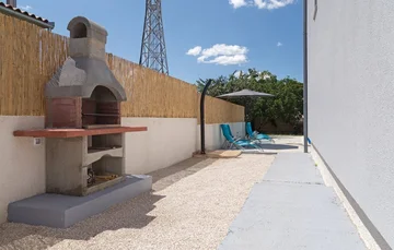 3-Bedroom Apartment with Private Pool in Svetvinčenat