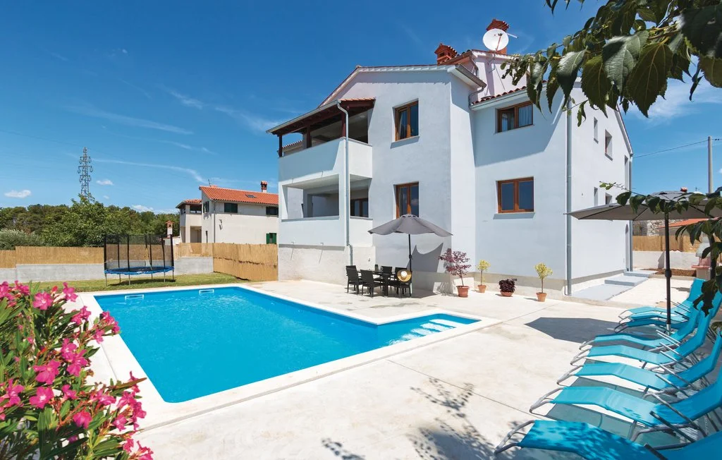 Family Apartment with Private Garden in Svetvinčenat