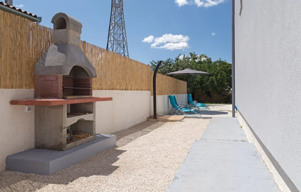 Family Apartment with Private Garden in Svetvinčenat