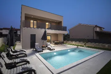 Villa with Private Pool for 8 Guests in Pula