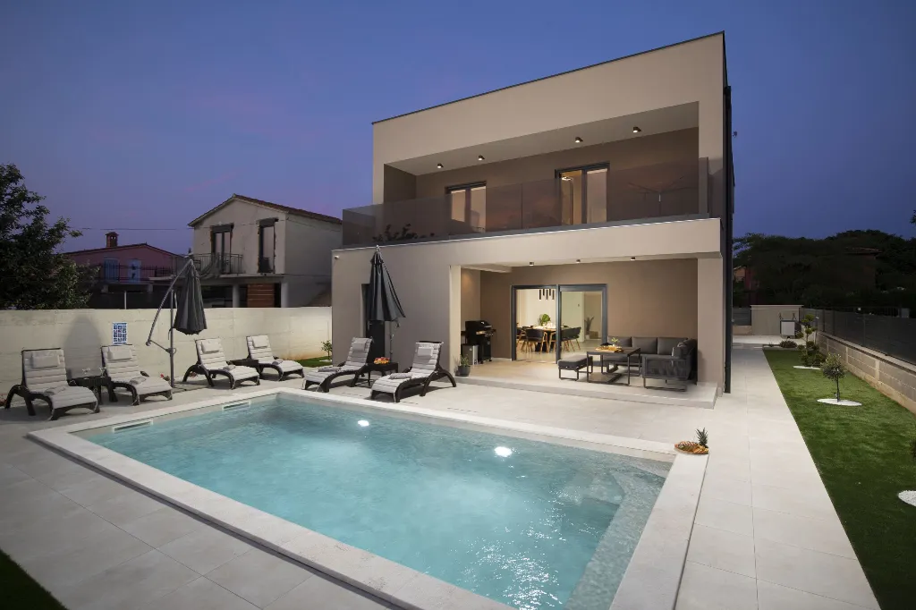 Villa with Private Pool for 8 Guests in Pula
