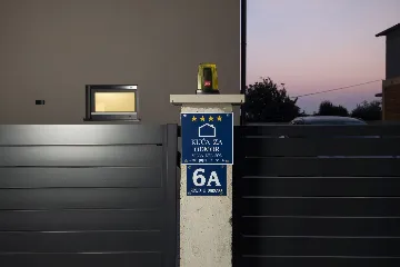 Villa with Private Pool for 8 Guests in Pula