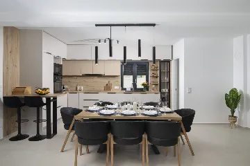 Villa with Private Pool for 8 Guests in Pula