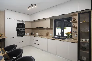 Villa with Private Pool for 8 Guests in Pula