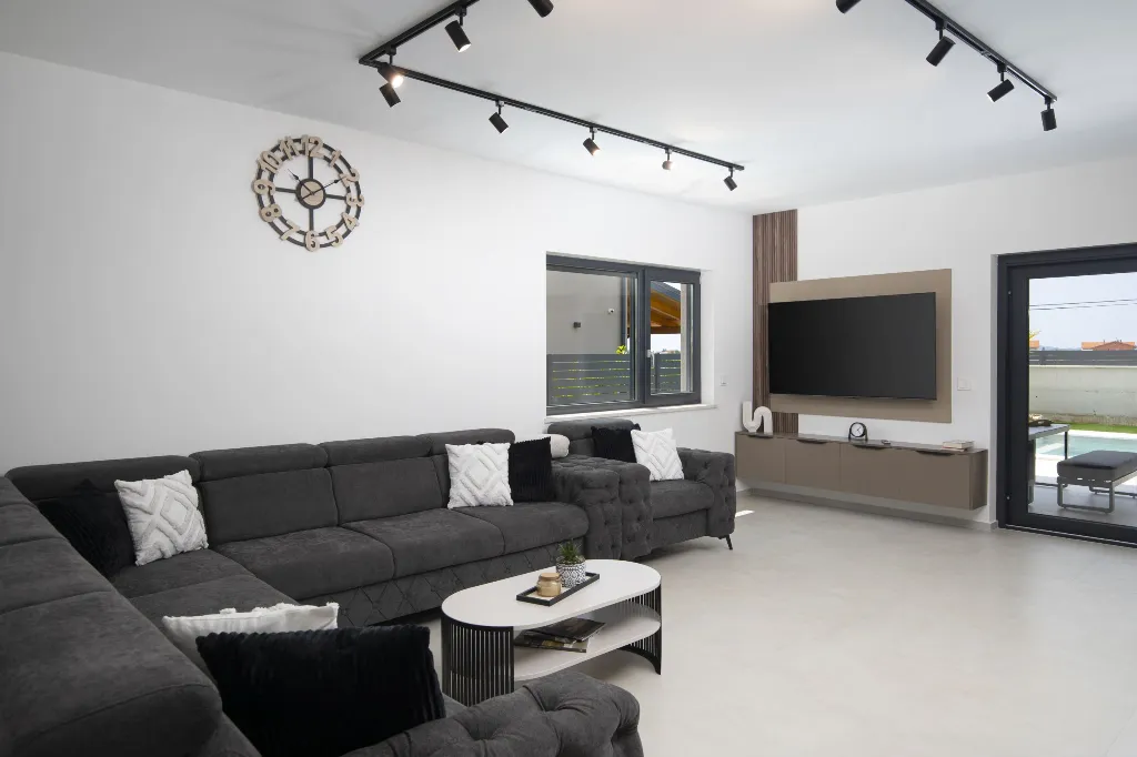 Villa with Private Pool for 8 Guests in Pula