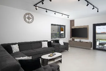 Villa with Private Pool for 8 Guests in Pula