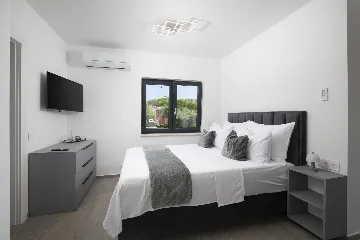 Villa with Private Pool for 8 Guests in Pula