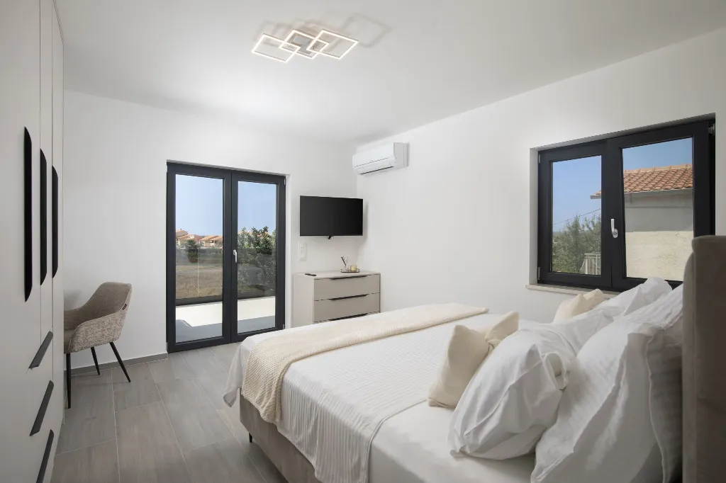 Villa with Private Pool for 8 Guests in Pula