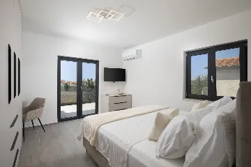 Villa with Private Pool for 8 Guests in Pula