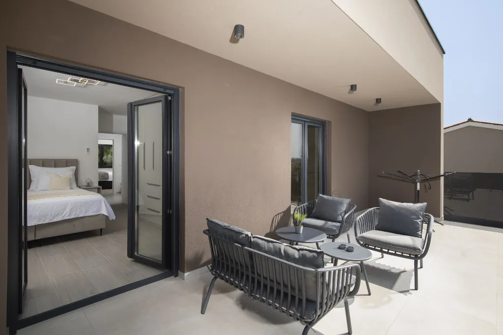 Villa with Private Pool for 8 Guests in Pula