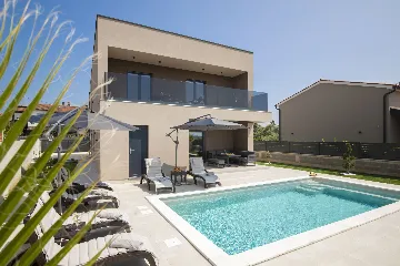 Villa with Private Pool for 8 Guests in Pula