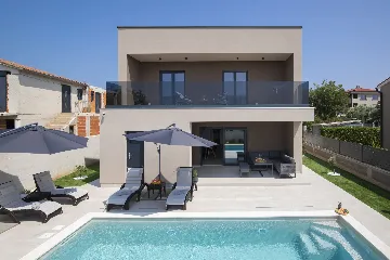 Villa with Private Pool for 8 Guests in Pula