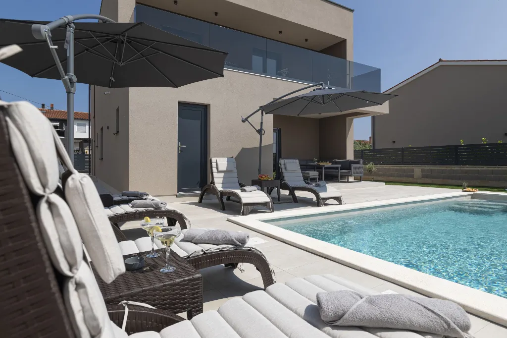 Villa with Private Pool for 8 Guests in Pula