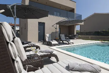 Villa with Private Pool for 8 Guests in Pula