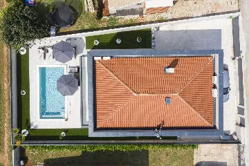 Villa with Private Pool for 8 Guests in Pula