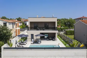 Villa with Private Pool for 8 Guests in Pula