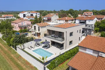 Villa with Private Pool for 8 Guests in Pula