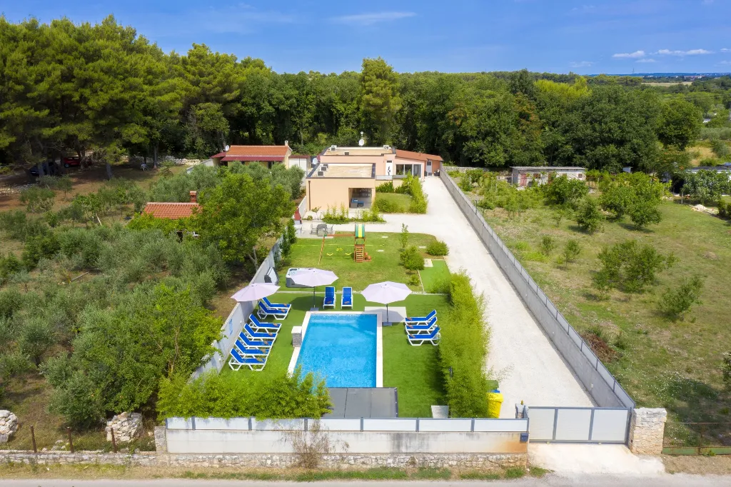 Medulin Villa for 12 Guests with Pool and Hot Tub