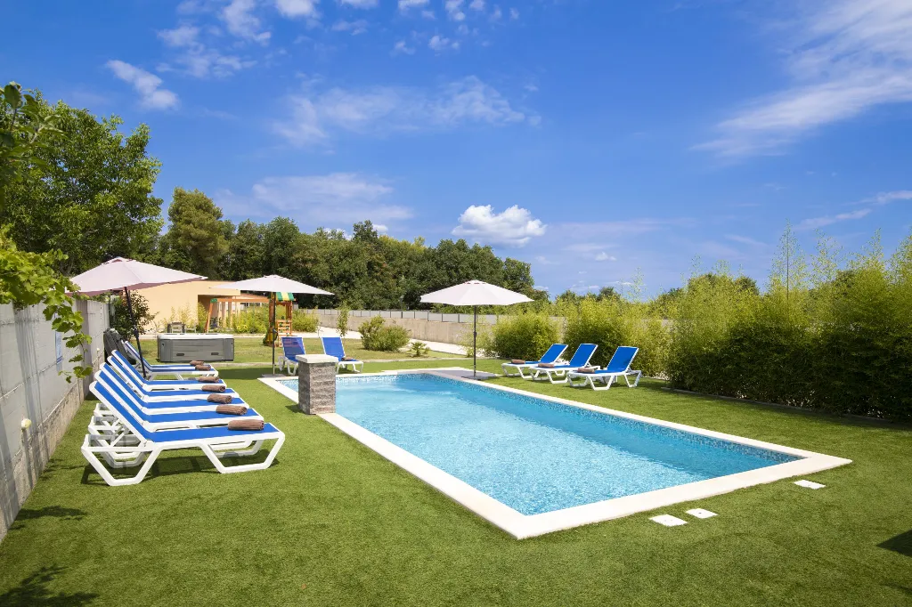 Medulin Villa for 12 Guests with Pool and Hot Tub