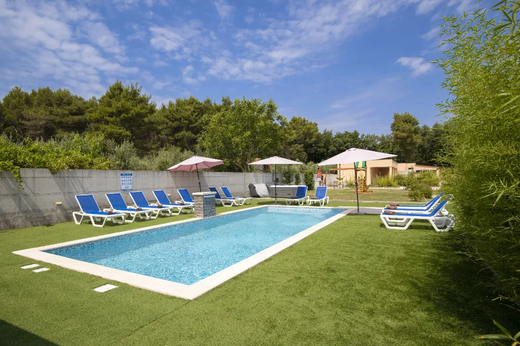 Medulin Villa for 12 Guests with Pool and Hot Tub
