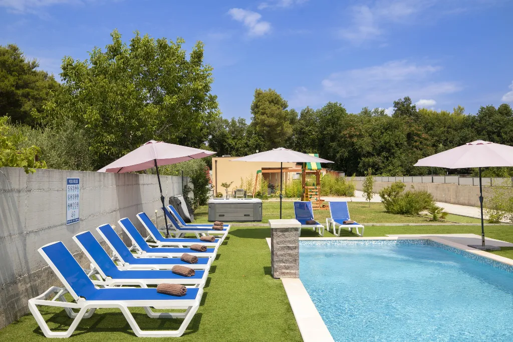 Medulin Villa for 12 Guests with Pool and Hot Tub