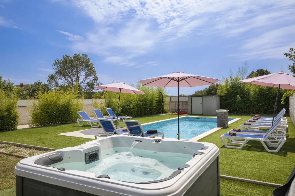 Medulin Villa for 12 Guests with Pool and Hot Tub