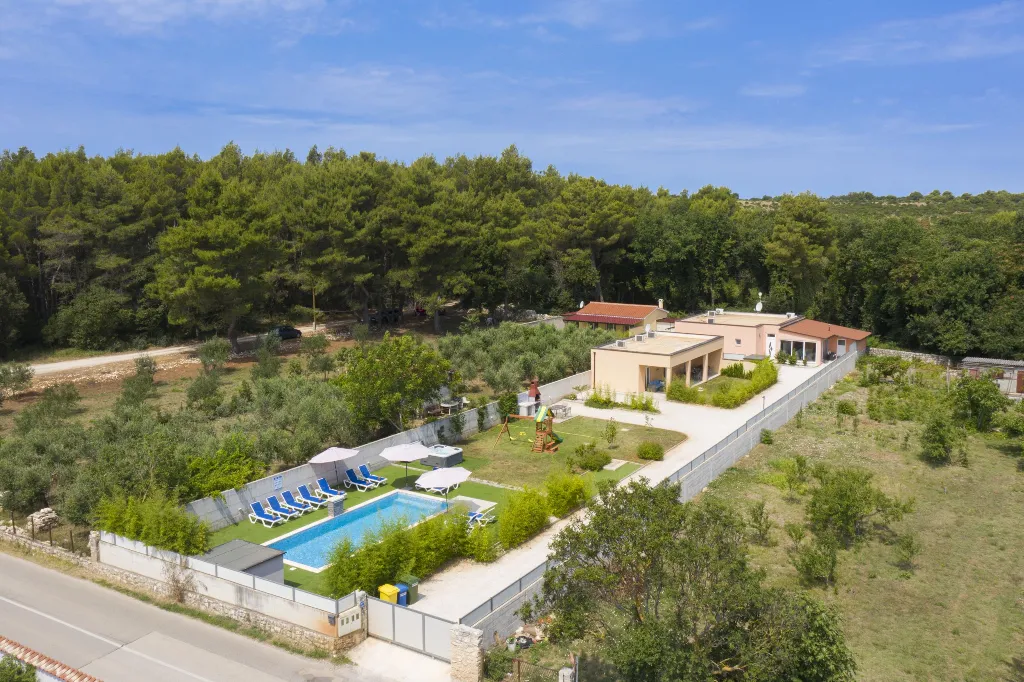 Medulin Villa for 12 Guests with Pool and Hot Tub
