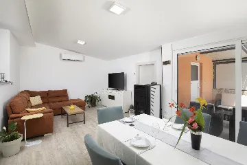 Medulin Villa for 12 Guests with Pool and Hot Tub