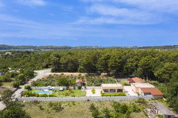 Medulin Villa for 12 Guests with Pool and Hot Tub