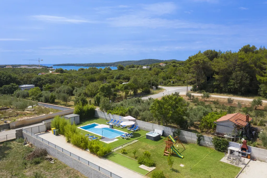 Medulin Villa for 12 Guests with Pool and Hot Tub