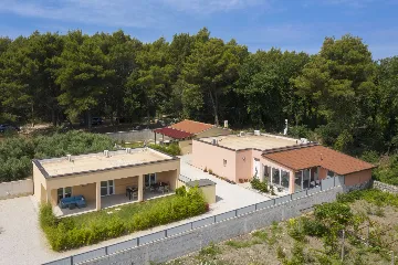 Medulin Villa for 12 Guests with Pool and Hot Tub