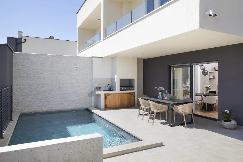 Modern 2-Bedroom Villa in Ližnjan for 6 Guests