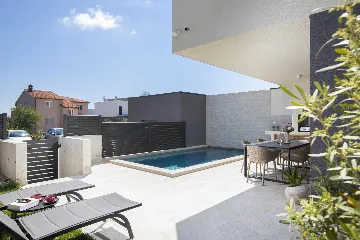 Modern 2-Bedroom Villa in Ližnjan for 6 Guests